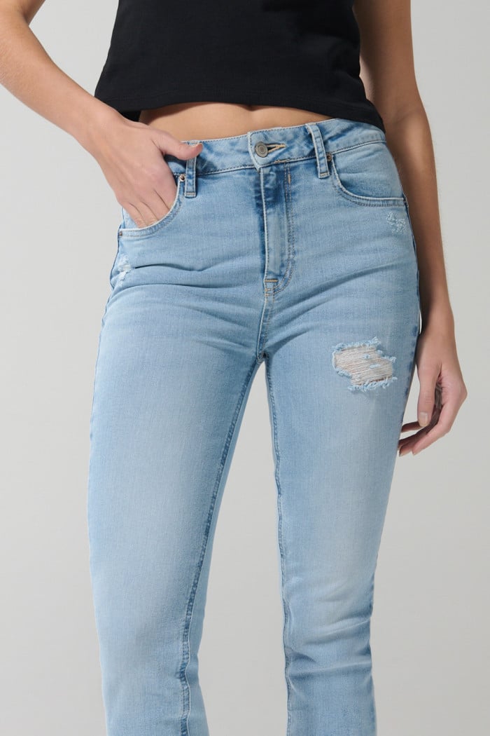 Jean push up azul claro con rotos, tiro alto y realce