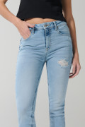 Jean push up azul claro con rotos, tiro alto y realce