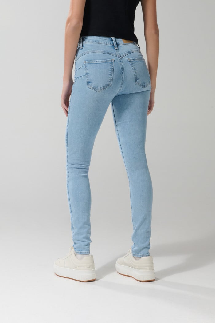 Jean push up azul claro con rotos, tiro alto y realce