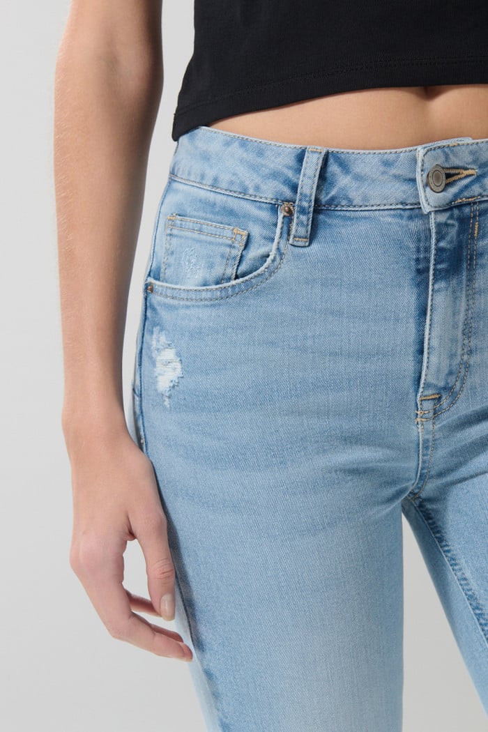 Jean push up azul claro con rotos, tiro alto y realce