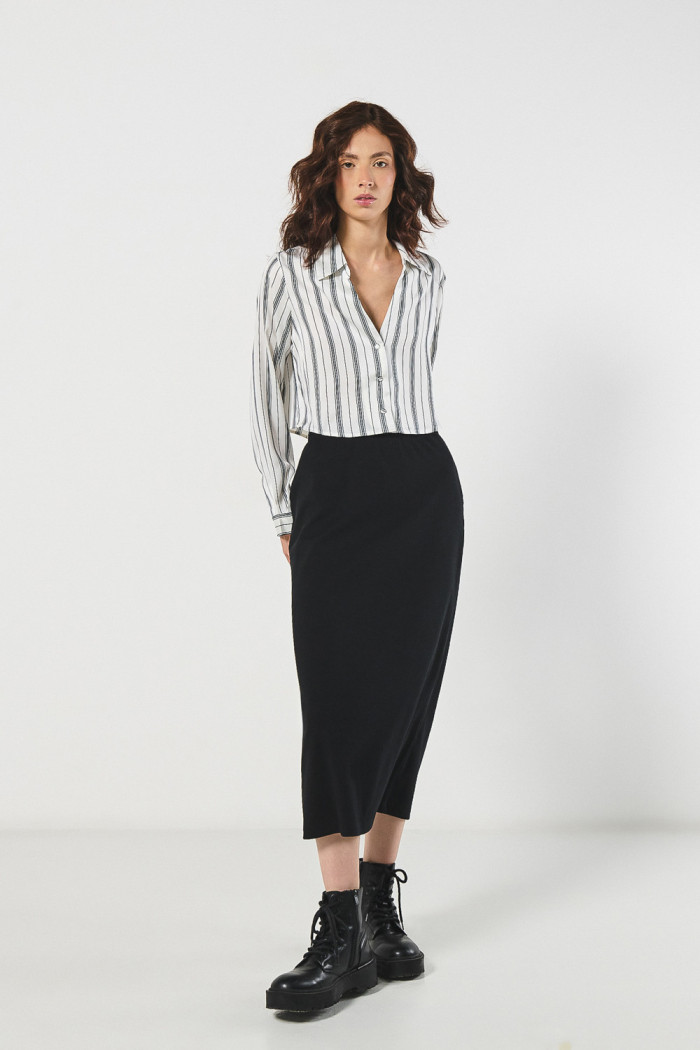 Blusa crop blanca manga larga con rayas en contraste