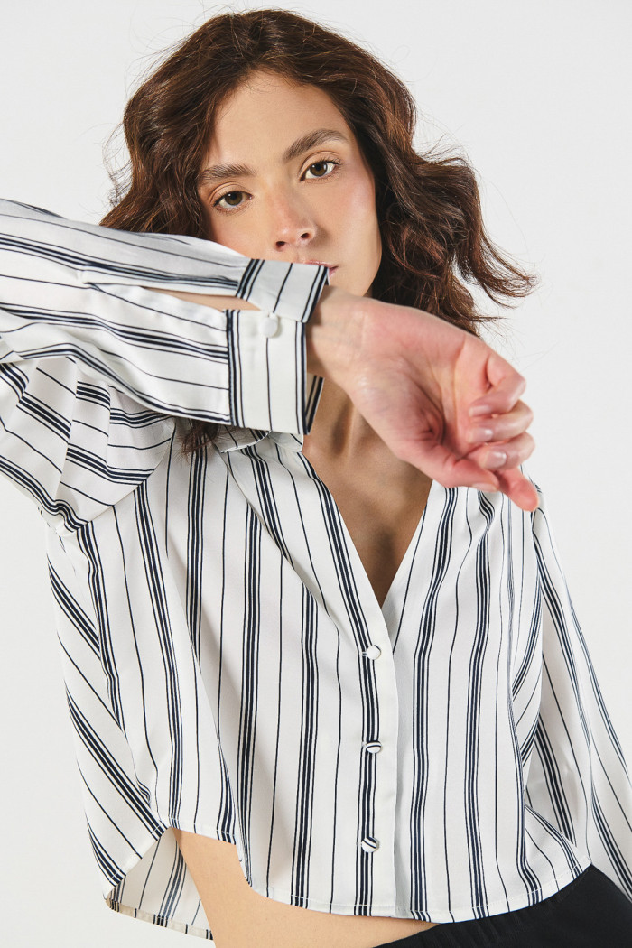 Blusa crop blanca manga larga con rayas en contraste