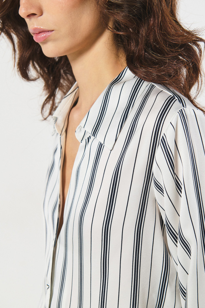 Blusa crop blanca manga larga con rayas en contraste