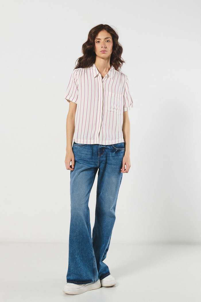 Blusa crema clara manga corta con rayas en contraste