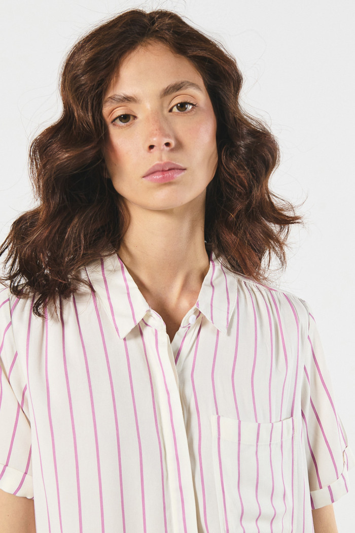 Blusa crema clara manga corta con rayas en contraste