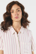 Blusa crema clara manga corta con rayas en contraste