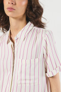 Blusa crema clara manga corta con rayas en contraste