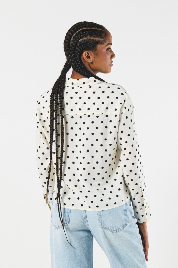 Blusa crema clara manga larga con puntos negros estampados