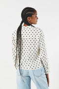 Blusa crema clara manga larga con puntos negros estampados