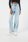 Jean tiro alto 90´S azul con bota recta y ligeros desgastes