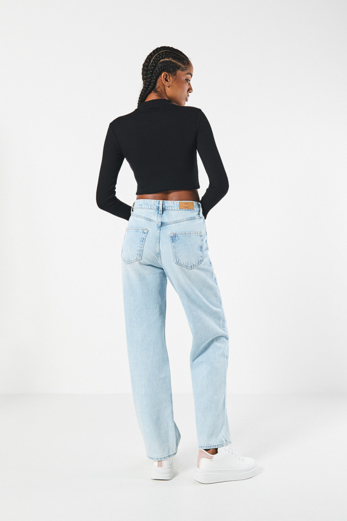 Jean tiro alto 90´S azul con bota recta y ligeros desgastes