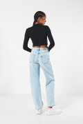 Jean tiro alto 90´S azul con bota recta y ligeros desgastes