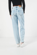 Jean tiro alto 90´S azul con bota recta y ligeros desgastes