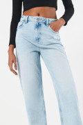Jean tiro alto 90´S azul con bota recta y ligeros desgastes