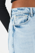 Jean tiro alto 90´S azul con bota recta y ligeros desgastes