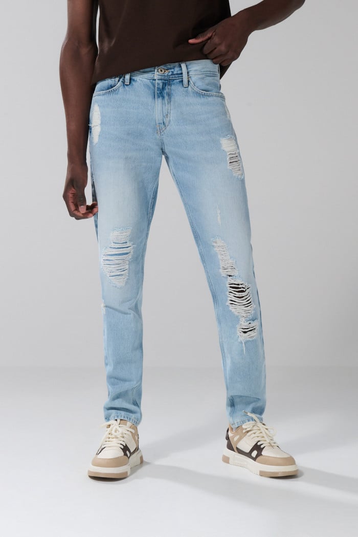 Jean tiro bajo slim azul claro con rotos y bolsillos
