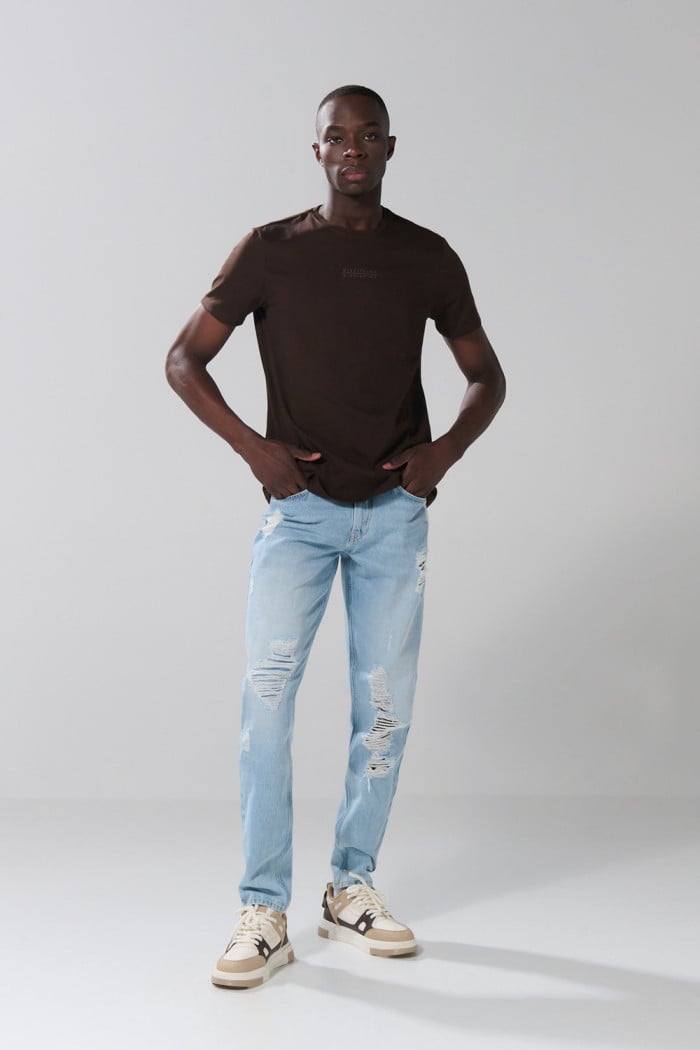 Jean tiro bajo slim azul claro con rotos y bolsillos