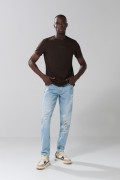 Jean tiro bajo slim azul claro con rotos y bolsillos