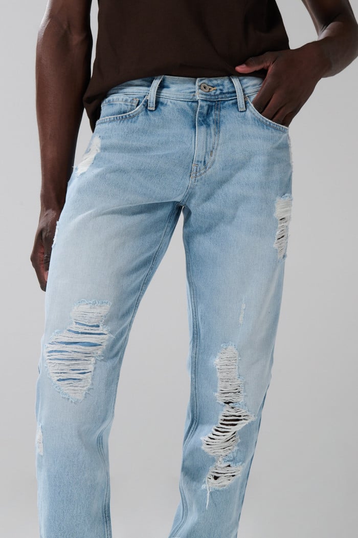 Jean tiro bajo slim azul claro con rotos y bolsillos