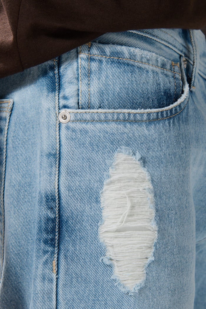 Jean tiro bajo slim azul claro con rotos y bolsillos