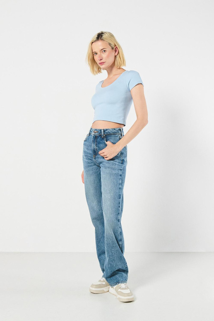 Camiseta crop top unicolor con cuello U y texturas