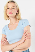 Camiseta crop top unicolor con cuello U y texturas