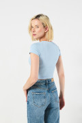 Camiseta crop top unicolor con cuello U y texturas