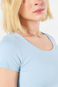 Camiseta crop top unicolor con cuello U y texturas