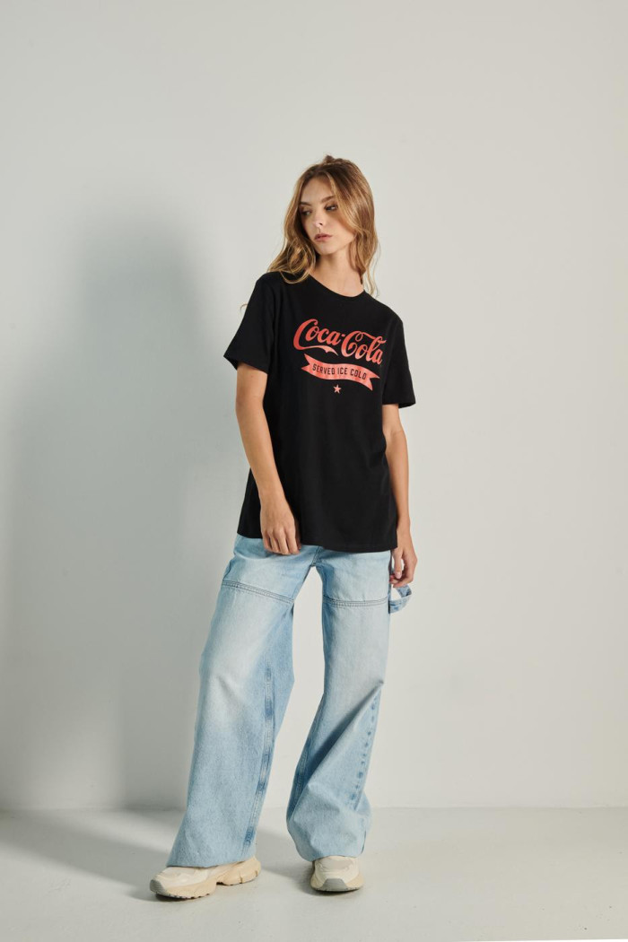 Camiseta unicolor con diseño rojo de Coca-Cola y manga corta