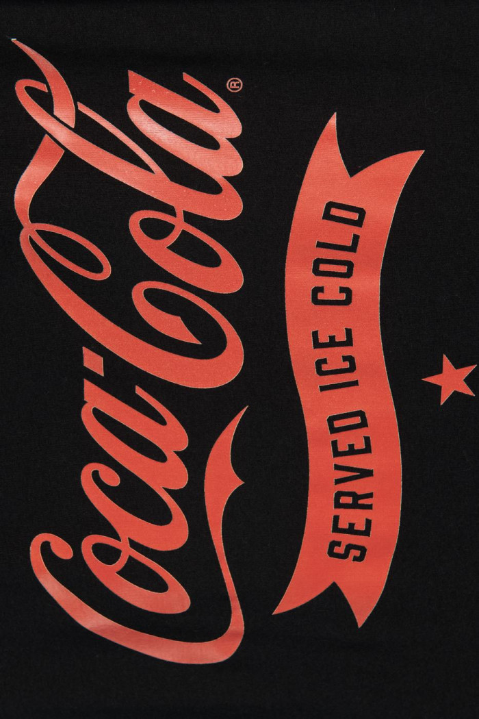 Camiseta unicolor con diseño rojo de Coca-Cola y manga corta