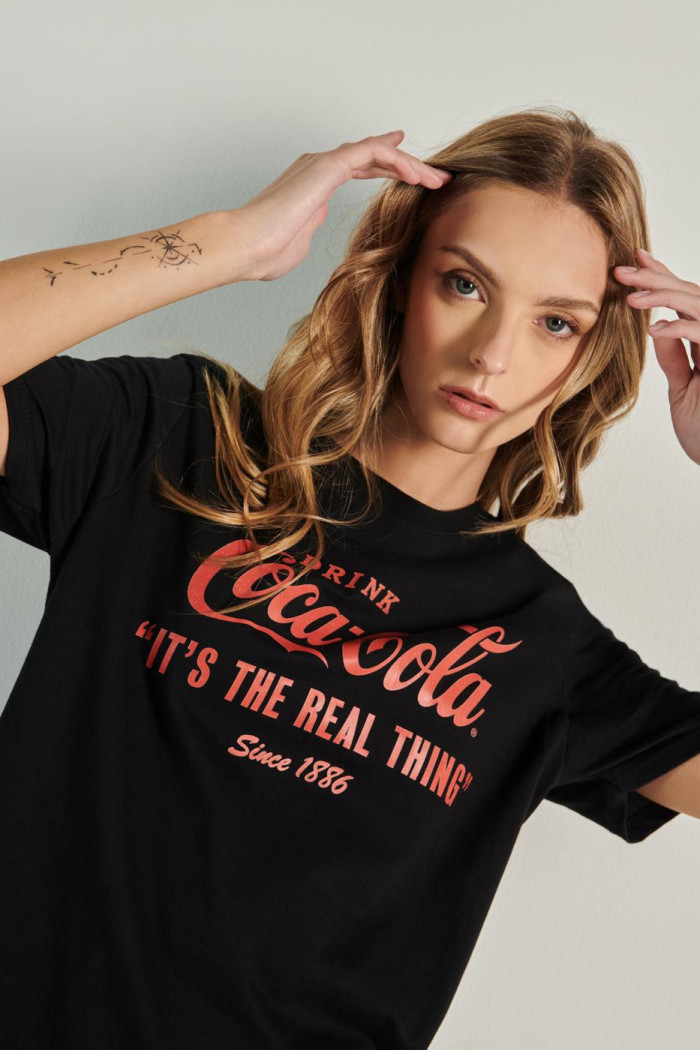 Camiseta cuello redondo unicolor con diseño de Coca-Cola