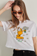 Camiseta crop top blanca manga corta y diseño de Garfield