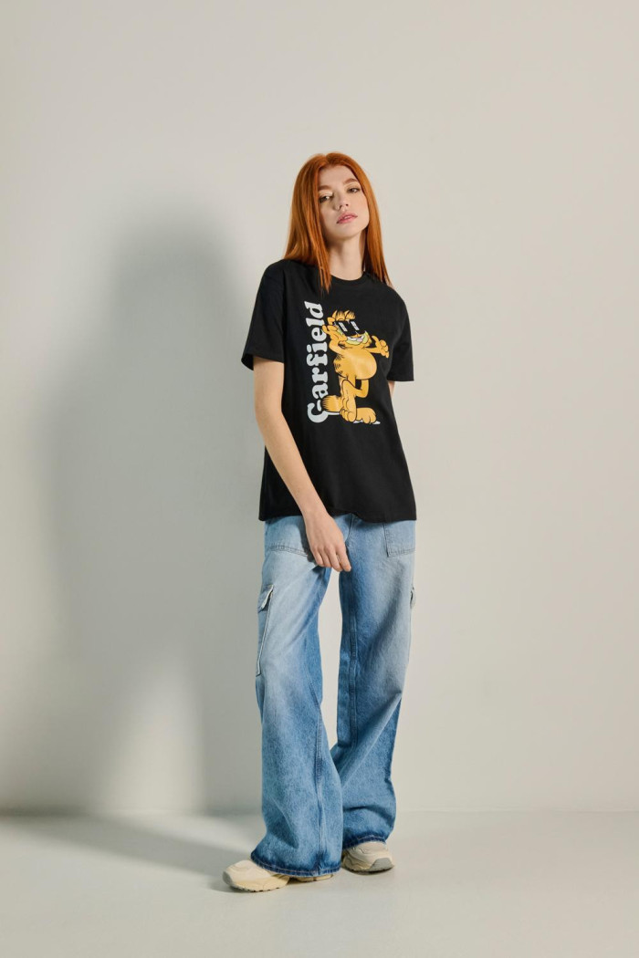 Camiseta manga corta unicolor con diseño de Garfield