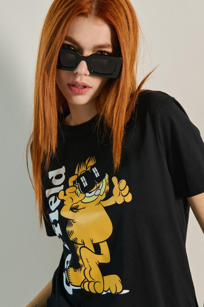 Camiseta manga corta unicolor con diseño de Garfield