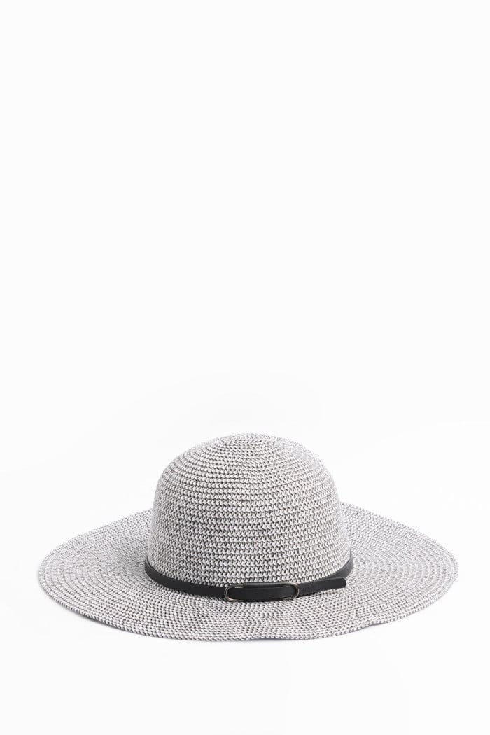 Sombrero gris claro en paja con ala plana ancha