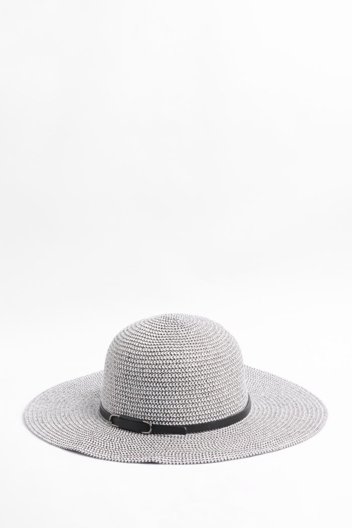 Sombrero gris claro en paja con ala plana ancha