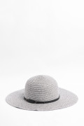 Sombrero gris claro en paja con ala plana ancha
