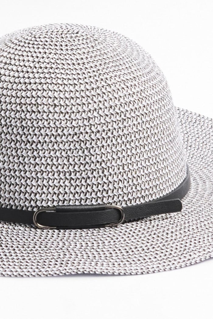 Sombrero gris claro en paja con ala plana ancha