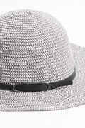 Sombrero gris claro en paja con ala plana ancha