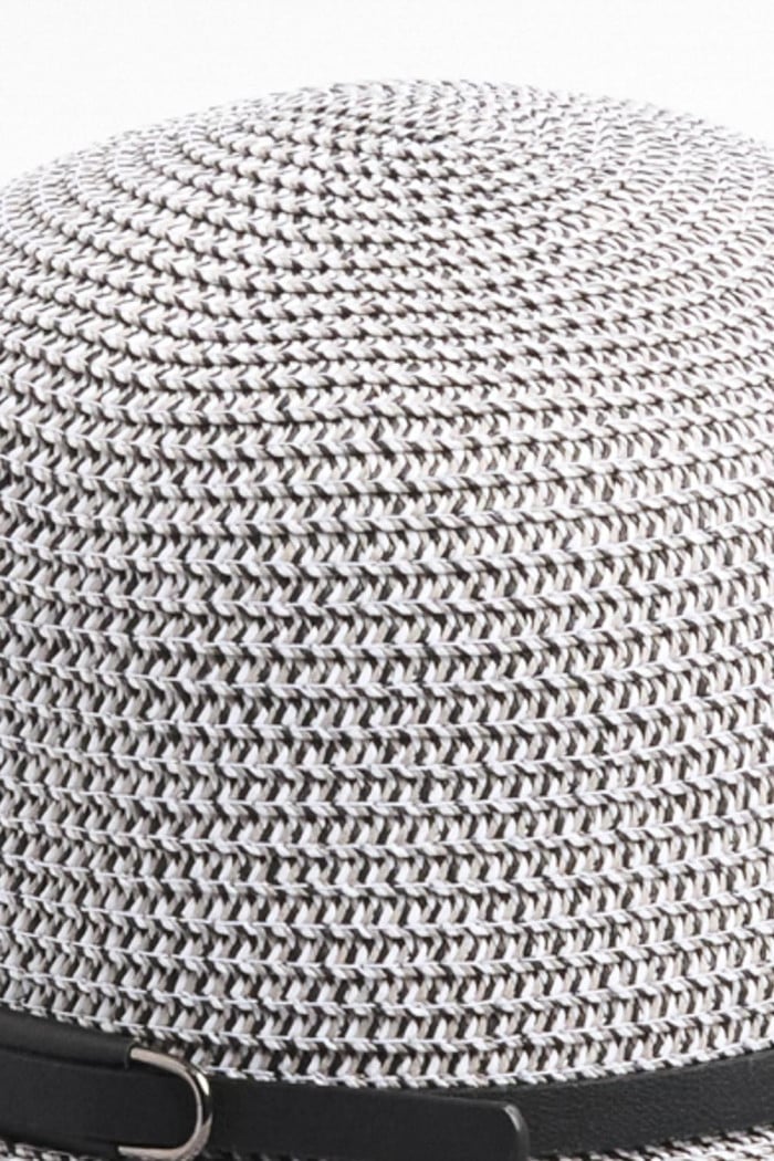 Sombrero gris claro en paja con ala plana ancha