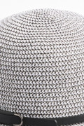 Sombrero gris claro en paja con ala plana ancha