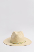 Sombrero crema claro con ala plana y cordón decorativo