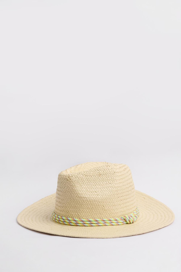 Sombrero crema claro con ala plana y cordón decorativo