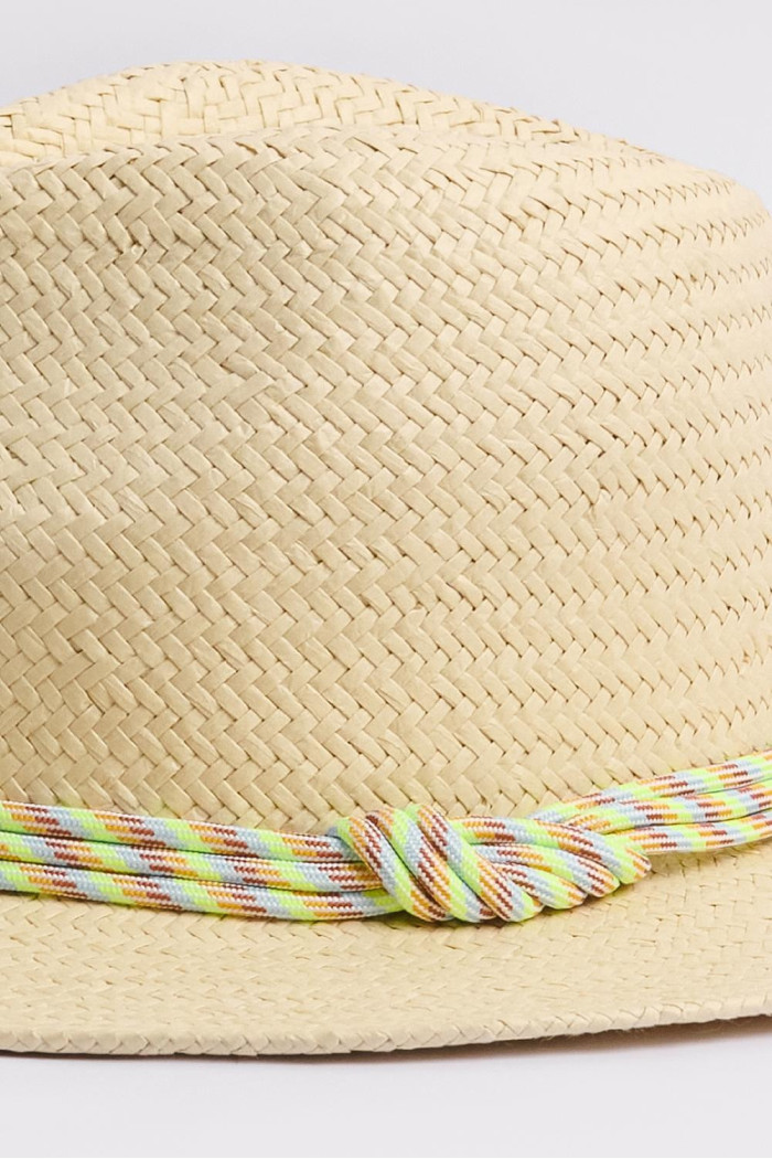 Sombrero crema claro con ala plana y cordón decorativo