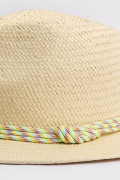 Sombrero crema claro con ala plana y cordón decorativo