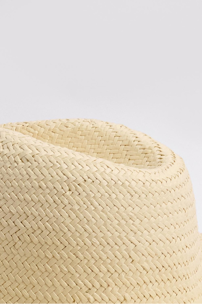 Sombrero crema claro con ala plana y cordón decorativo