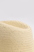 Sombrero crema claro con ala plana y cordón decorativo