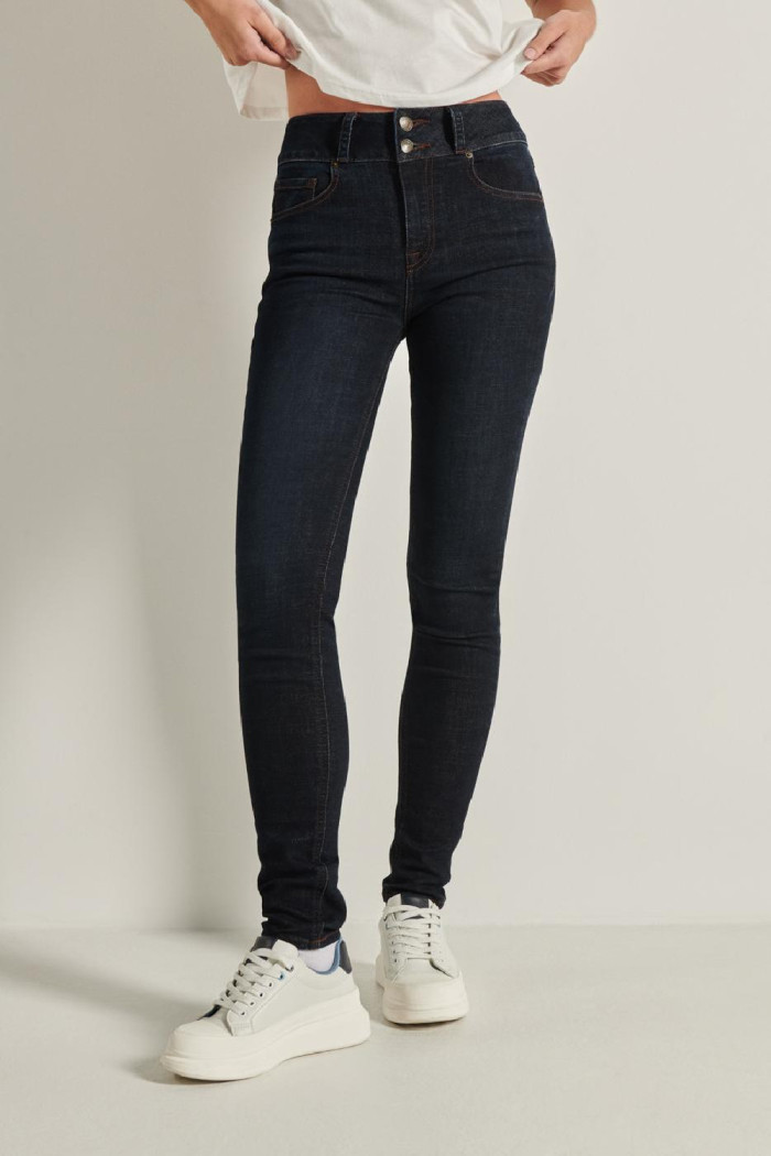 Jean push up azul intenso con tiro alto y pretina ancha