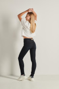Jean push up azul intenso con tiro alto y pretina ancha