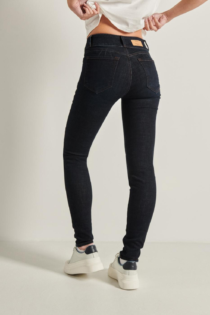 Jean push up azul intenso con tiro alto y pretina ancha